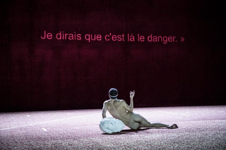 The Scarlet Letter au théâtre de la Colline, après Netflix, Nathaniel Hawthorne est de retour.