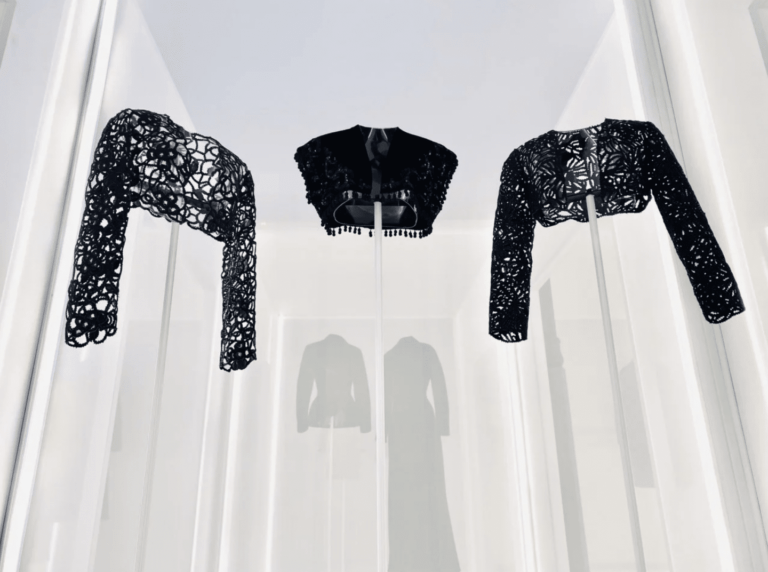 Alaïa-Balenciaga : deux architectes de la mode en un face à face virtuose