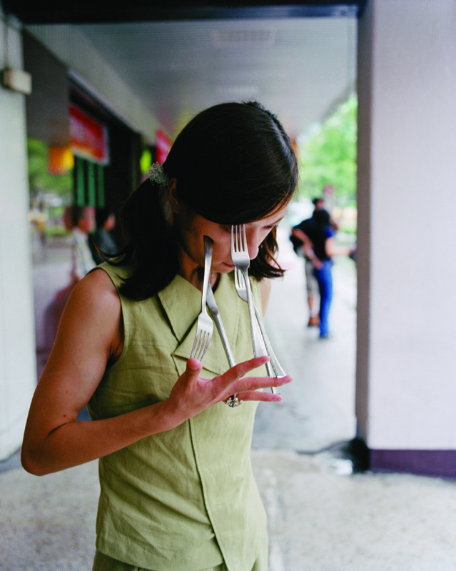 Devenir des sculptures vivantes avec Erwin Wurm à la MEP !