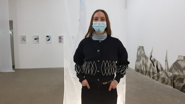 Lena Peyrard : «Imaginée durant l&rsquo;année 2020, Upside Down résonne comme une invitation à pénétrer au coeur d&rsquo;un paysage sens dessus dessous où le réel bascule dans la fiction»🎧