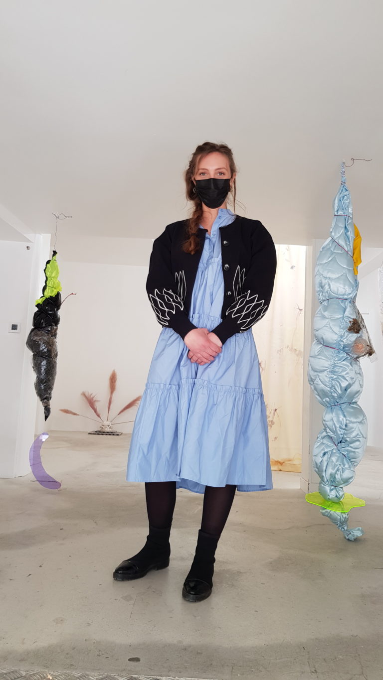 Les chemins de traverse de Lena Peyrard : exposition collective sous le signe du trompe-l&rsquo;oeil et du dédoublement 🎧